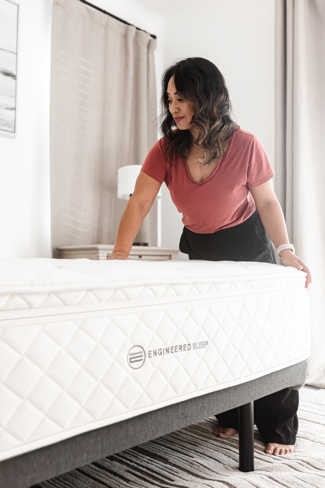 a woman feeling the comfort of the DUO Memory mattress and feeling the Organic Cotton fabric.