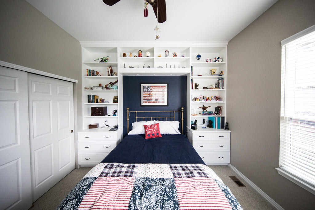 small bedroom with a twin size bed